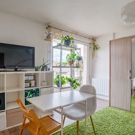 Super Bright With Balcony Apartament